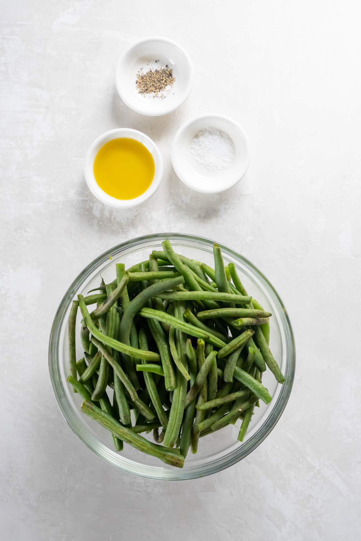 Ingredients for air fryer green beans recipe.