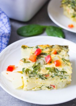 A hearty vegetarian breakfast casserole that’s perfect for brunch! This Potato, Spinach and Cheese Egg Casserole is an easy make ahead breakfast. With how to recipe video! | www.kristineskitchenblog.com