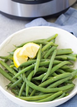 Instant pot steamed green beans with lemon in a serving bowl.