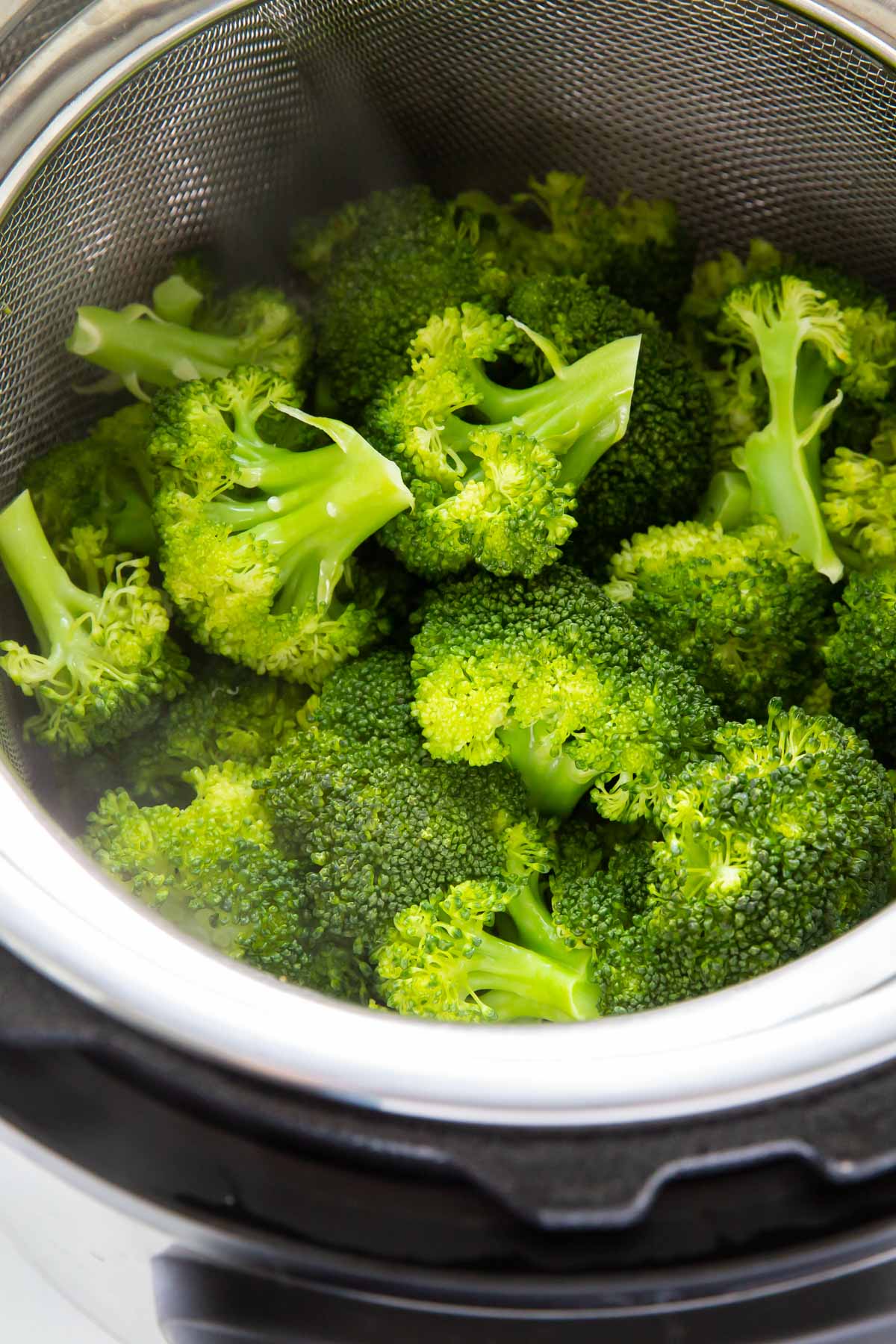 Steamed broccoli in instant pot.