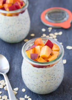 These Nectarines and Cream Overnight Oats with chia seeds are a high protein breakfast to keep you full all morning long! Works with peaches, too! | www.kristineskitchenblog.com