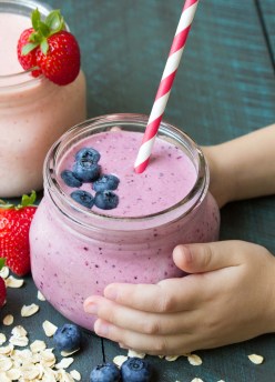 Kid Favorite Oatmeal Breakfast Smoothie! (Blueberry or Strawberry) A healthy breakfast with protein and fiber, perfect for busy back to school mornings!