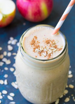 Pumpkin and apple are a perfect pair in this fall Pumpkin Apple Breakfast Smoothie. This healthy smoothie has oats, Greek yogurt, pumpkin and pumpkin pie spice!