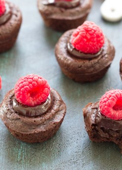 Easy to make Raspberry Brownie Bites, with a fudgy brownie base, 2-ingredient dark chocolate ganache, and fresh raspberries. Perfect Valentine's Day dessert!