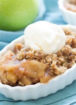 Easy Slow Cooker Apple Crisp, made completely in the crock pot! Juicy, spiced caramel apple filling plus lots of buttery crumble topping!