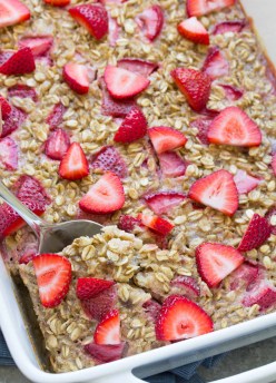 This Strawberry Banana Baked Oatmeal is a yummy make-ahead breakfast for busy mornings! This healthy breakfast is both gluten free and refined sugar free.
