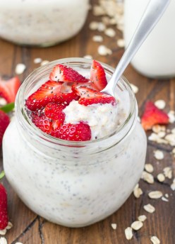 High protein Strawberry Chia Overnight Oats are healthy and so YUM! This soaked oatmeal is ultra creamy, a little sweet, and will keep you full until lunchtime!