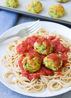 These healthy Zucchini "Meatballs" are an easy 30 minute dinner recipe. Serve them over pasta or as an appetizer with marinara sauce for dipping! | www.kristineskitchenblog.com
